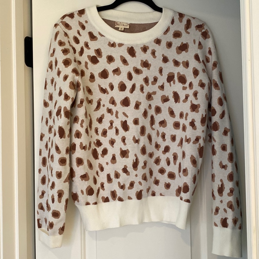 Soft sweater with giraffe spots. Perfect with jeans. No stains.